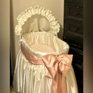 Bassinet bedding and hood